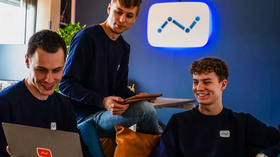 Midnight’s launch signals a compliance-first partner chain to Cardano: federated start, dual-token fees, and a 2026 decentralization checkpoint